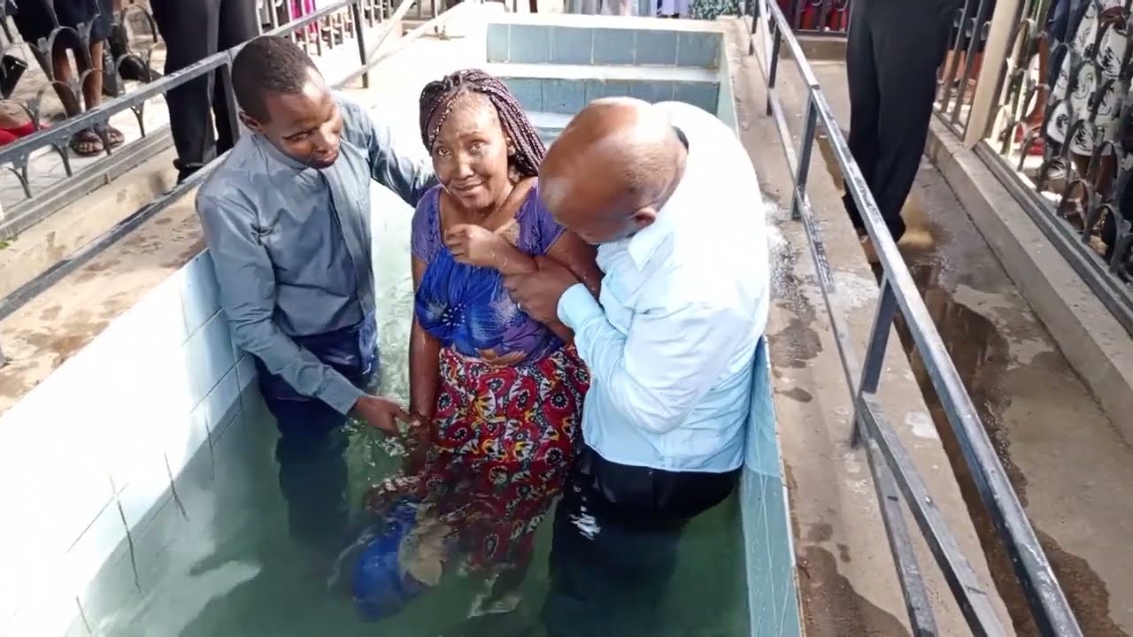 UBATIZO KWA KANISA LA FULL GOSPEL CHURCH KAYOLE