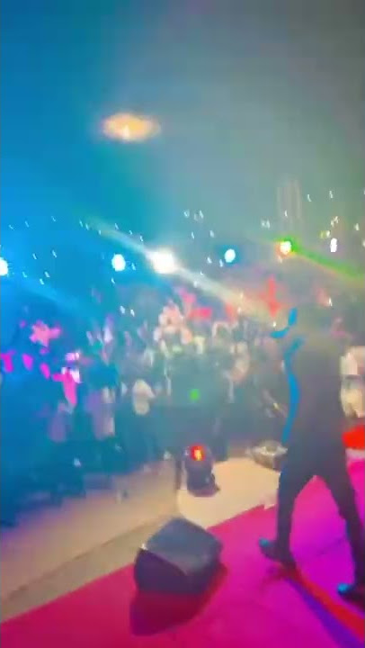 Zinoleesky showed love to his fans by prostrating to them at #oau