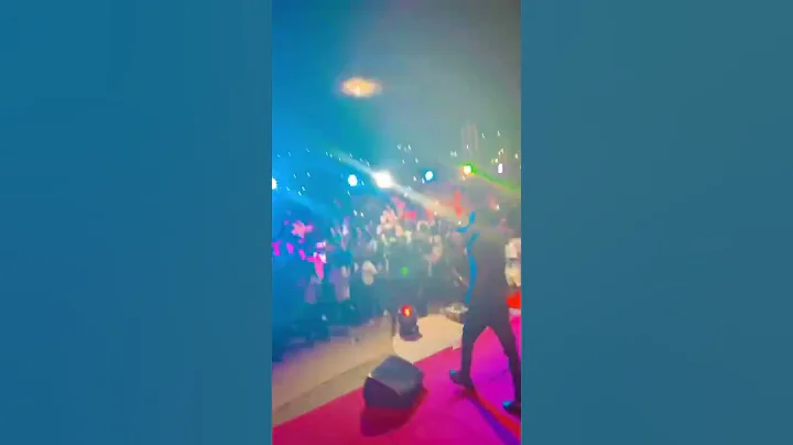 Zinoleesky showed love to his fans by prostrating to them at #oau