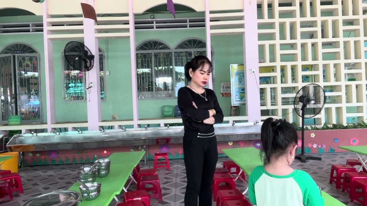 Thứ sáu 27/02 /￼2026 mỗi ngày 01 chút thôi sắp xếp đồ dùng trước giờ ăn của các bé lớp lá A3