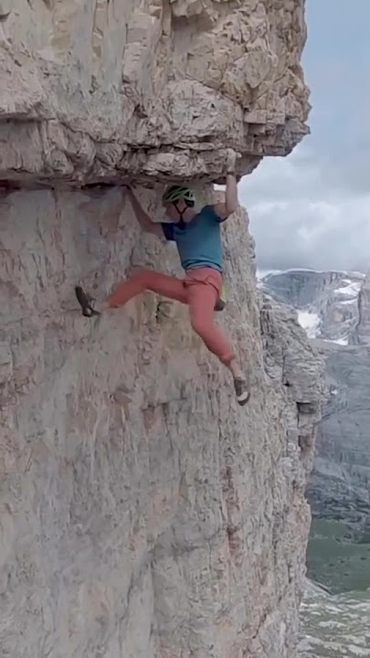Free-Solo! Alex Honnold 😬Follow for more #rockclimbing