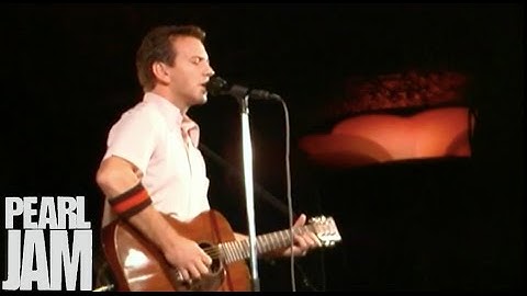 Thumbing My Way - Live At The Showbox - Pearl Jam