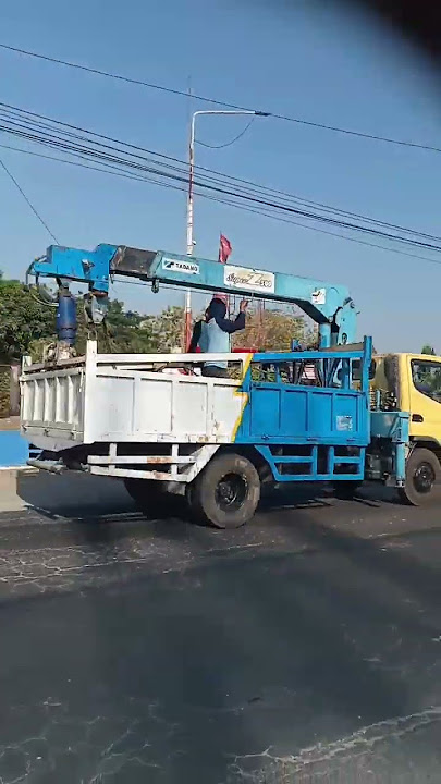 inilah penampakan truk derek PLN.
