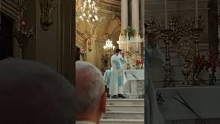 Bendición con agua bendita al terminar la misa
