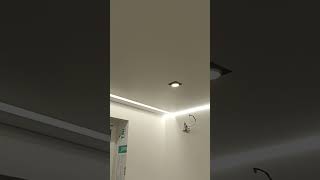 Натяжные потолки парящие и световые линии.