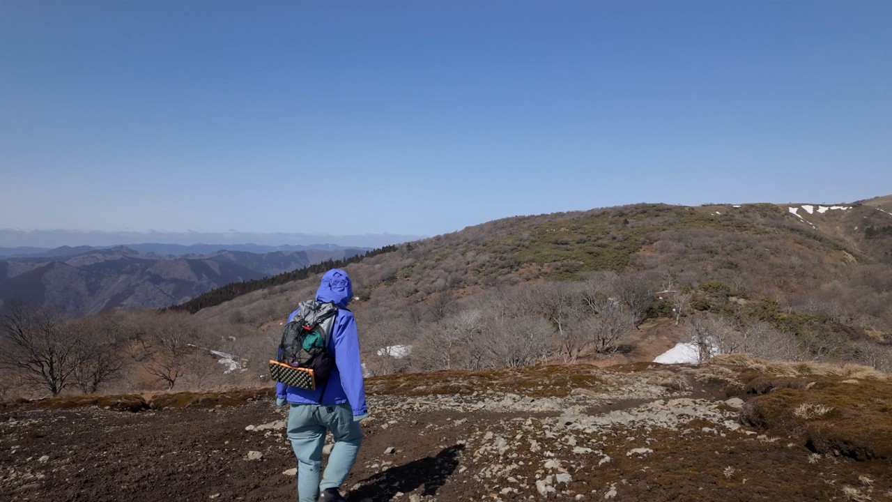 ホッケ山から望む琵琶湖。残雪と泥のトレイルを歩く。