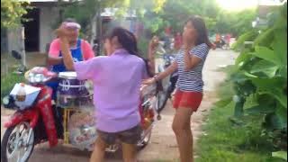 Gadis-gadis Thailand menari lucu dengan hiburan makanan jalanan.
