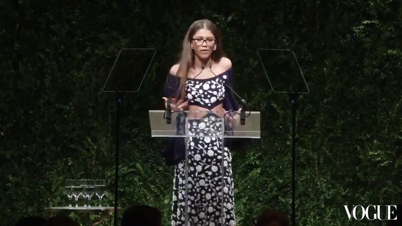 Zendaya presenting at the 13th Annual CFDA/Vogue Fashion Fund Awards in NYC camera iphone 8 plus apk
