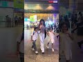 #देखिए सारा आफरीन बच्चों के साथ एयरपोर्ट पर स्पॉट हुई। #saraafrin #bollywooddazzle