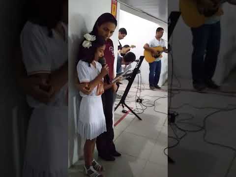 Emanuelle cantando em sua Primeira comunhão ????????????????????????