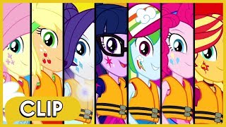 ¡Las chicas logran salvar a todos del yate que se hundía! - MLP: Equestria Girls [Español Latino]