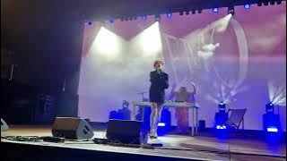 Unexplainable by Nemo LIVE Performance Hamburg 19.09.2025 Reeperbahn Festival Spielbude XL Front HQ