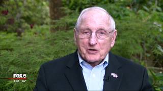 Vince Dooley reaches to Dooley Field plan