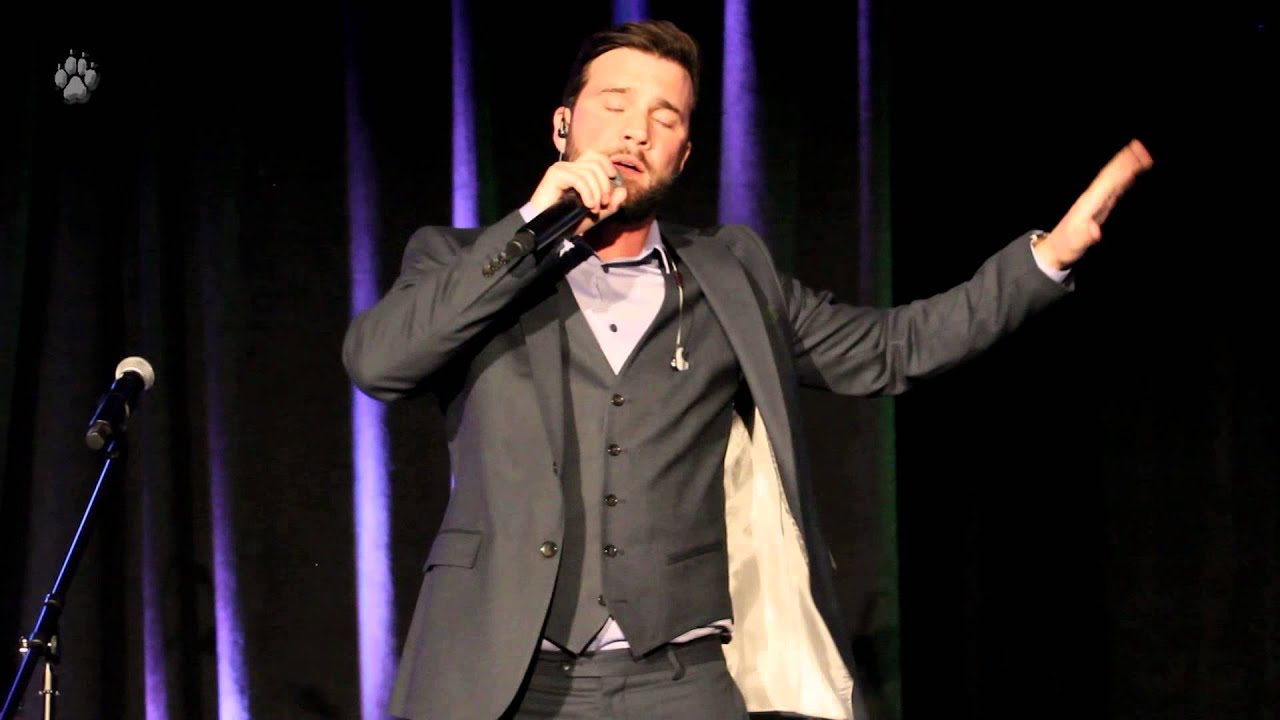 VegasCon16 -Gil singing "Not Over You"