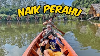 Keluarga Ziyan Naik Perahu Dayung