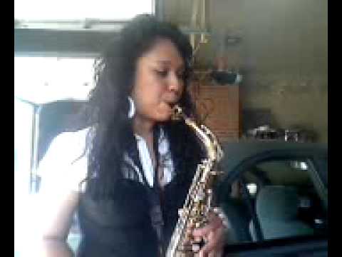 Veronica Salas-tocando el sax como los rieleros. (...