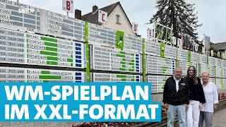 WM-Spielplan XXL für die größte Fußball-WM aller Zeiten: Besonderer Gartenzaun sorgt für Überblick