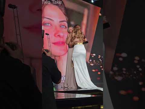 نجمة مسلسل وتر حساس هيدي كرم بفستان يلفت الانظار في تكريمها