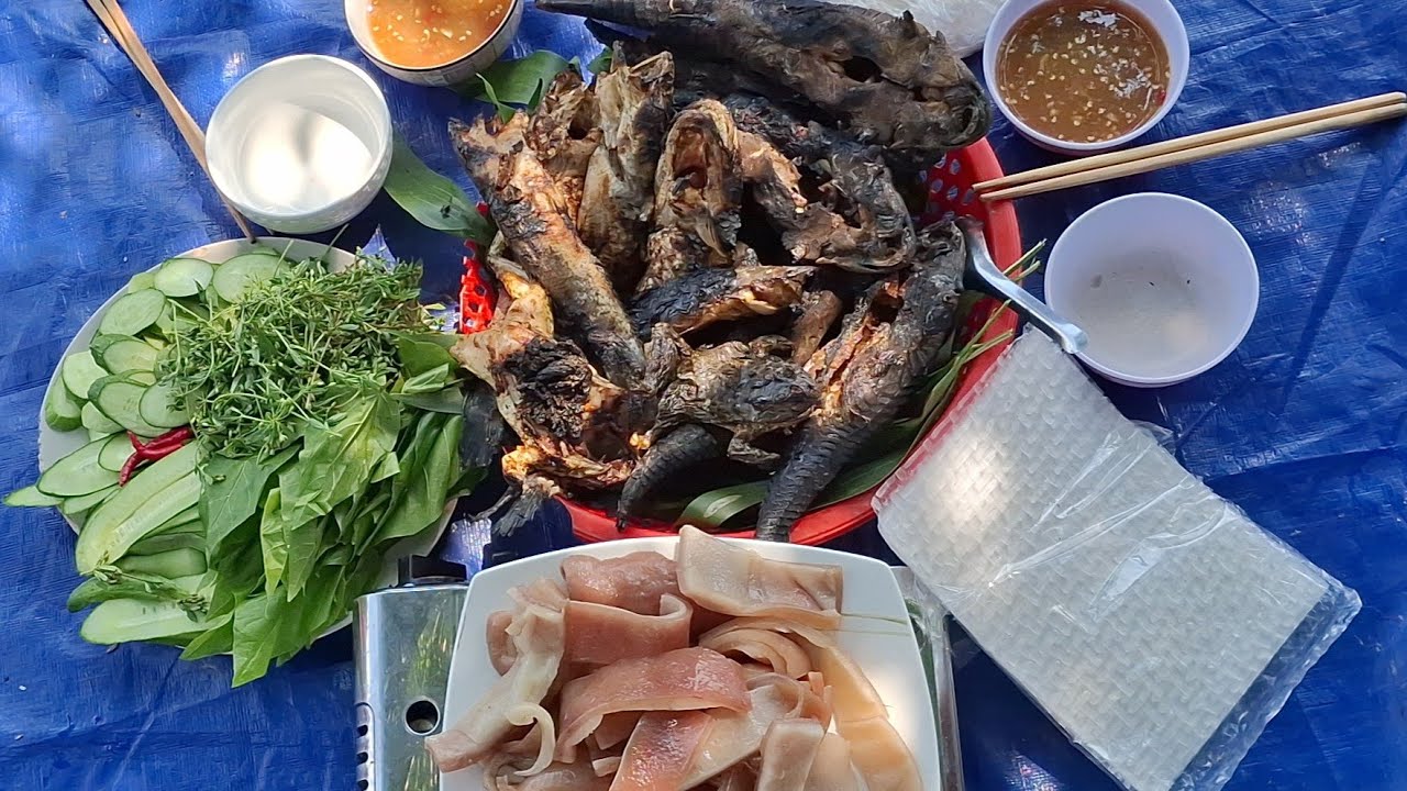 Da heo luộc cá lóc nướng cuốn bánh tráng sau buổi vỡ lợp đầu tiên của năm mới tháng giêng (Tập 27)