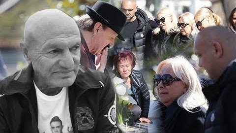 Dušo moja, nema više mog osmeha..Suze i jauci na grobu Šabana Šaulića, Goca i sestre ne mogu da
