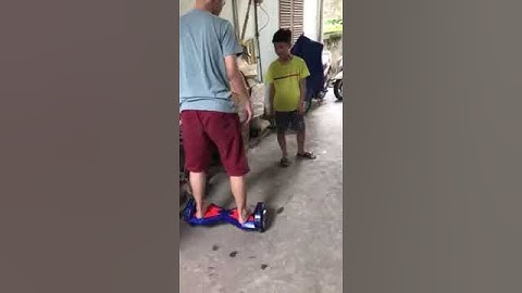 Lần đâu làm chuyện ấy | Bé lái xe điện cân bằng 8 inch không khó
