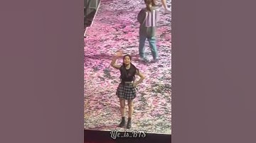 She can find camera everywhere 😂 #twice #dahyun #twiceconcert
