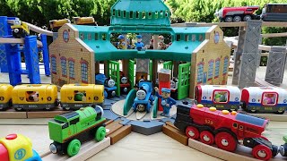 Thomas the Tank Engine ☆ Brio train Spiral wood track course from Tidmouth roundhouse