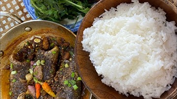 Cá rô đồng kho ăn cùng rau luộc , bếp vùng quê ,