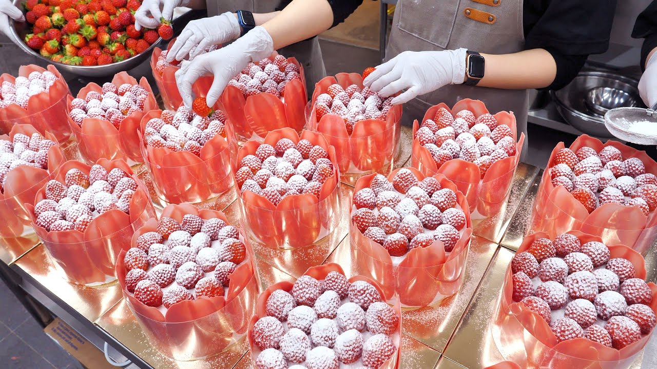딸기를 쌓고 올리고 감싸고! 완벽한 비주얼의 딸기 생크림 케이크! | How Fresh Cream Strawberry Cake is Made | Korean Dessert