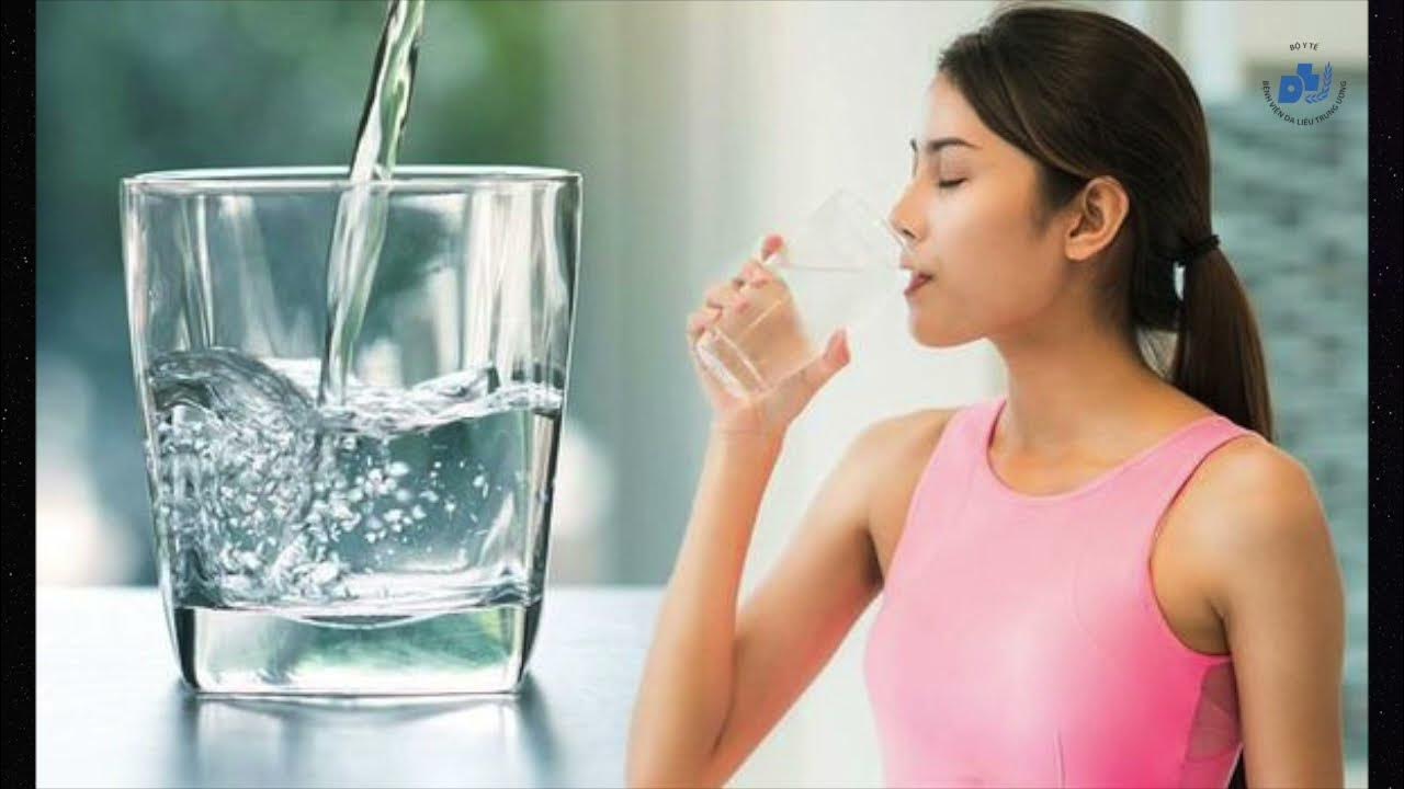 Минеральная вода натощак. Питьевая вода. Питье воды. Девушка со стаканом воды. Девушка пьет стакан воды.