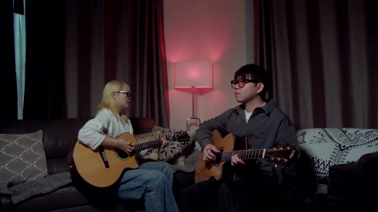 Guarda JENNIE & Dua Lipa - Handlebars - Guitar Cover su YouTube Guarda JENNIE & Dua Lipa - Handlebars - Guitar Cover su YouTube