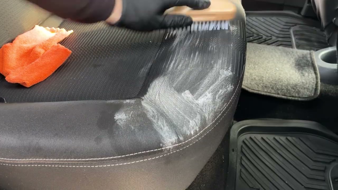 Καθαρισμός τοπικού λεκέ σε κάθισμα αυτοκινήτου 