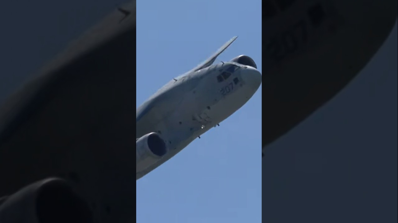 デカい！国産輸送機C-2の豪快な機動