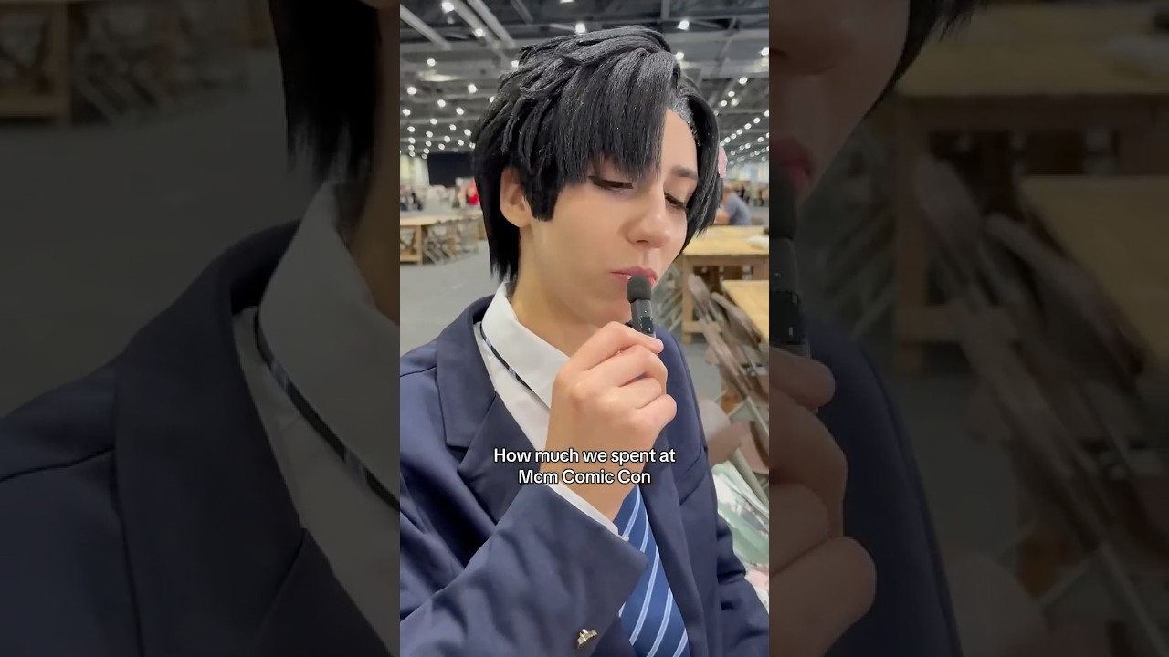 we’re so good supporting small artists… #artistalley #cosplay #convention #mcmcomiccon