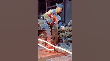 Watch the work scene of foundry workers