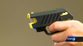 Security expert shows of ‘ideal weapon’ for self-defense