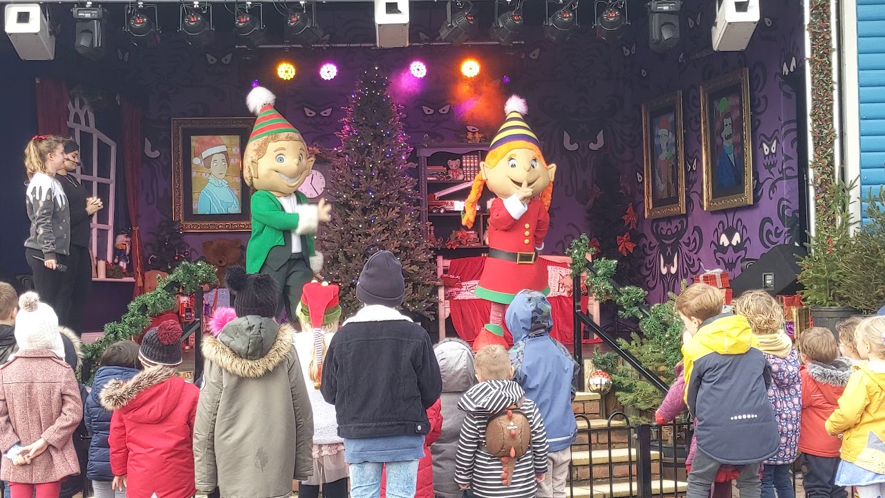 Paultons Park 2018 Christmas Show Part 2 of 4