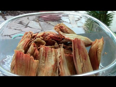 Tamales de Pollo en Salsa Roja