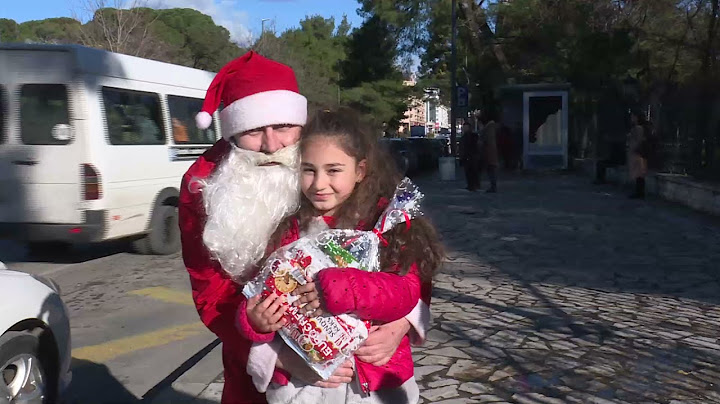 Vozač podgoričkog taksija prerušen u Djeda Mraza uljepšava vožnju mušterijama