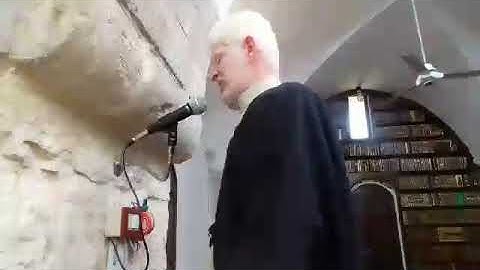 القارئ عامر جبو يؤذن للصلاة في قلعة المضيق