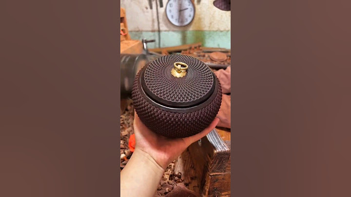 The process of making teapots from sandalwood