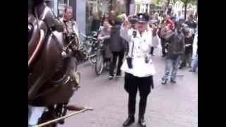 Straattheater, Politieagent Op Paard, Een Stalen Ros