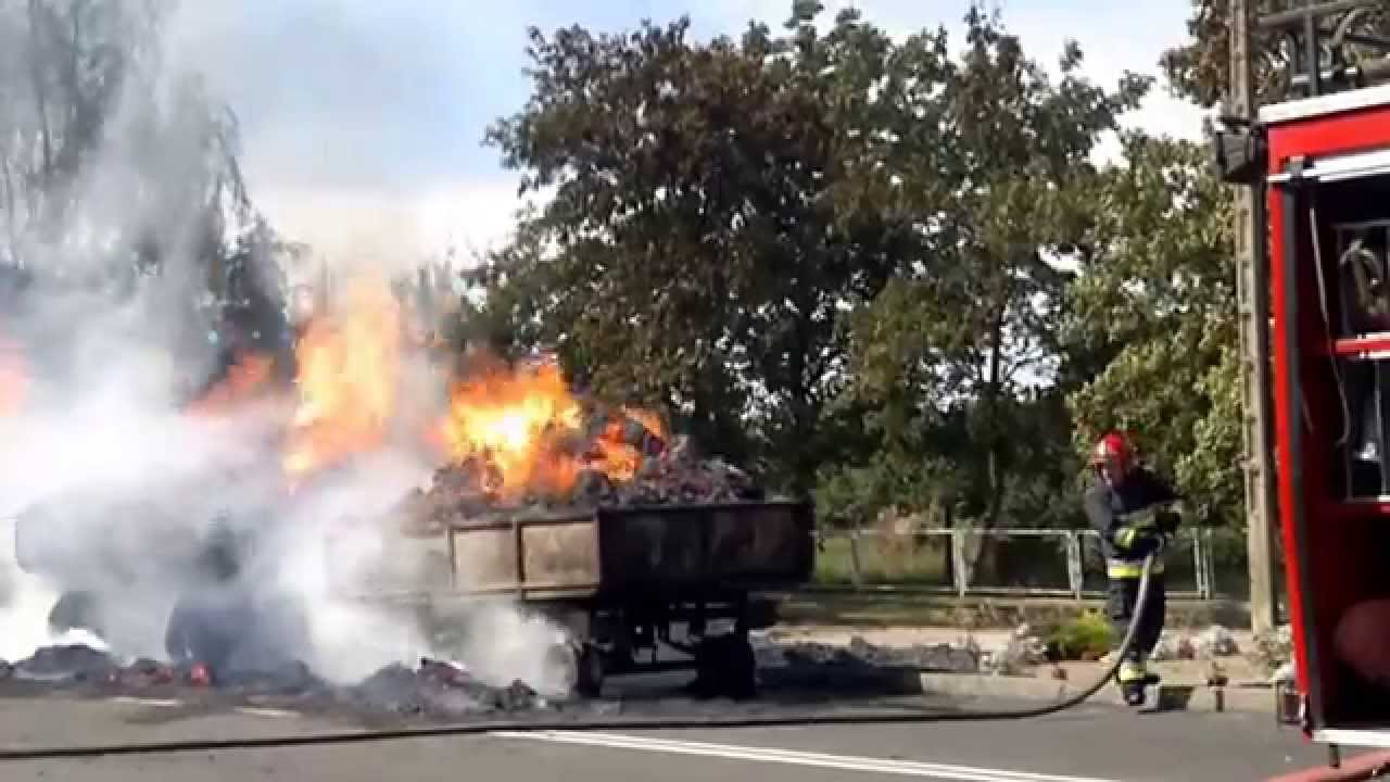 Trailers with hay on fire / Pozar przyczep z sianem