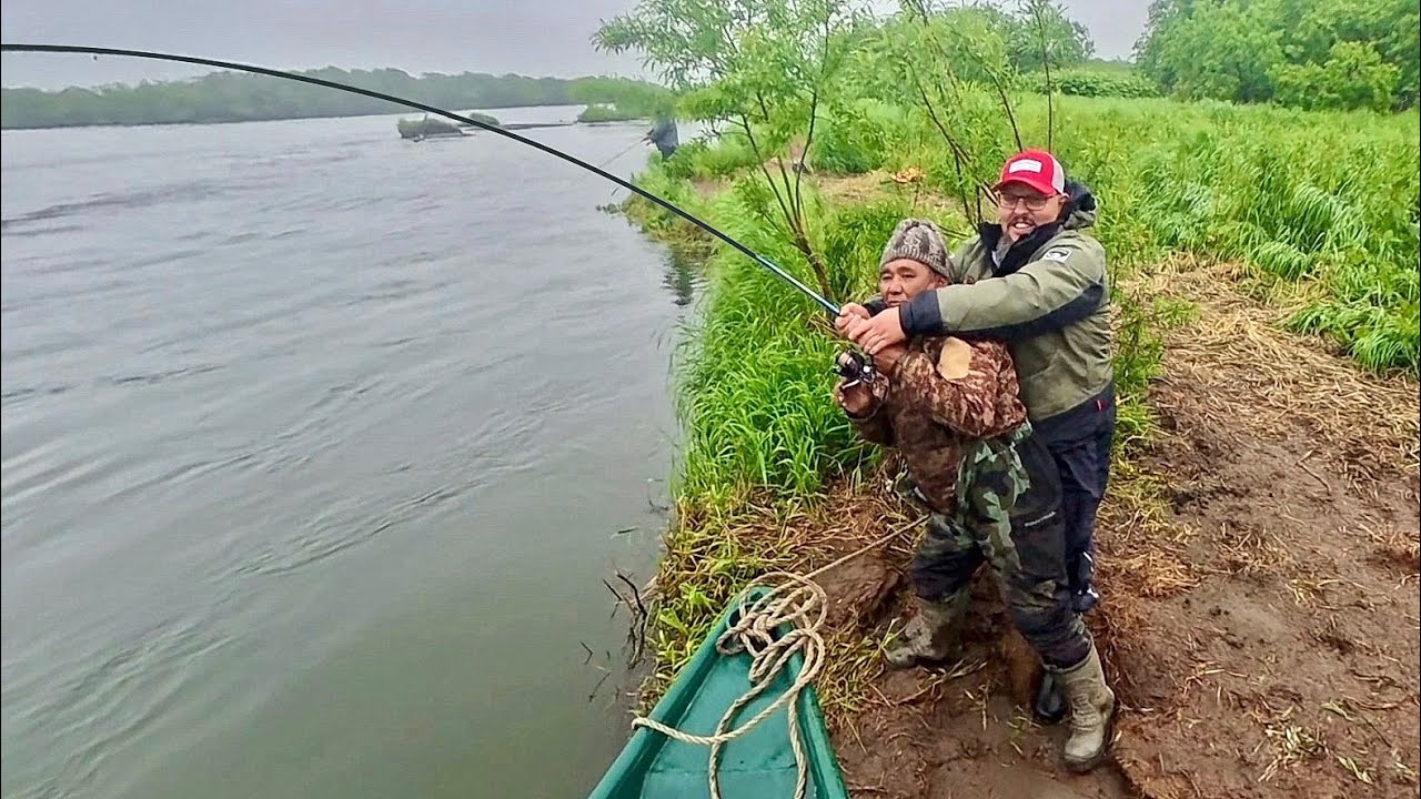 ОГРОМНАЯ РЫБА ТАЩИТ МУЖИКОВ В ВОДУ! ЭТО РЫБАЛКА НА КАМЧАТКЕ