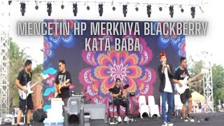 Kata Baba - Mencetin HP Merknya Blackberry (live at alun-alun kota depok) @katababa_