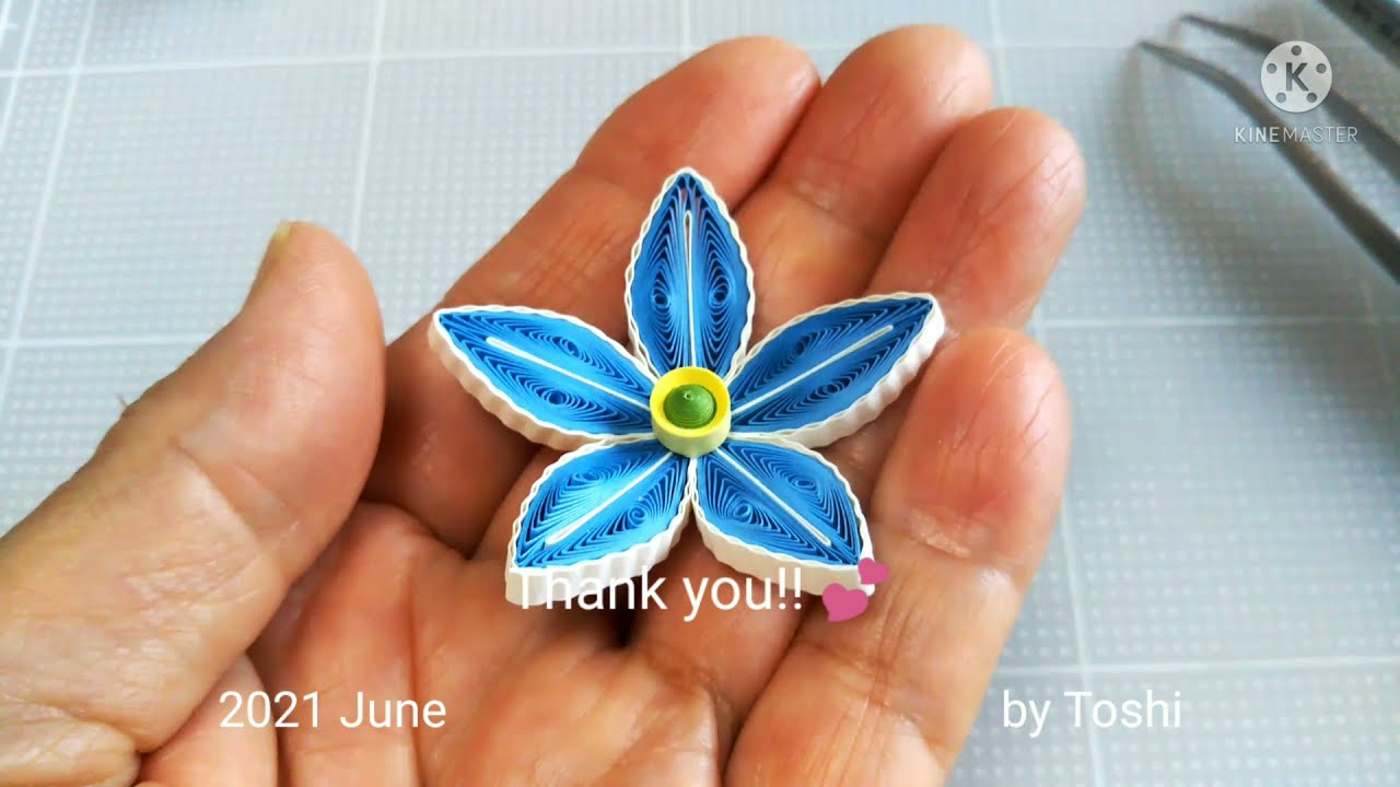 Paper quilling flower: used half moon shape and double grape roll. ペーパークイリング:ハーフムーンとダブルグレープロールを使った花。