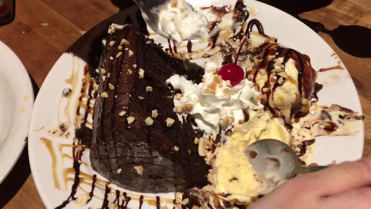 12/18/2017 - Eating Hot Fudge Cake Sundae at Cheddar's - YouTube