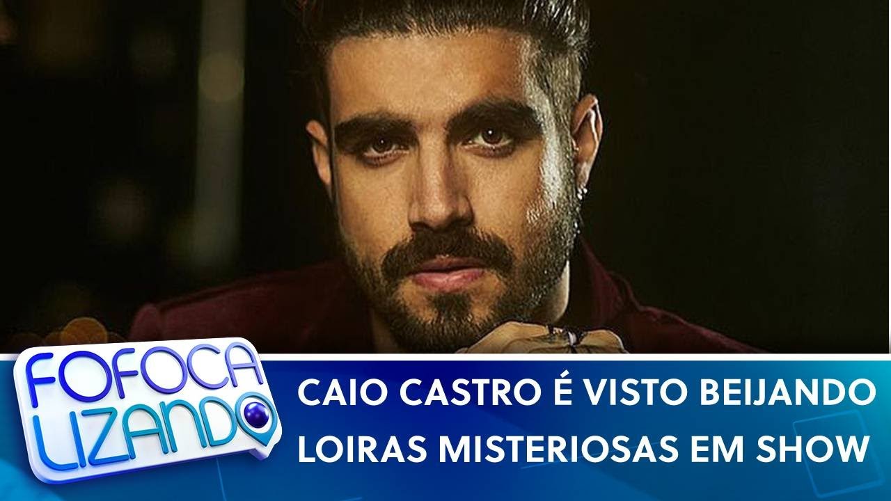 Caio Castro é visto beijando loiras misteriosas em show de Thiaguinho | Fofocalizando (16/11/21)