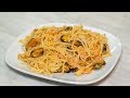 Спагетти с морепродуктами или макароны с коктейлем мидий и креветок с томатом