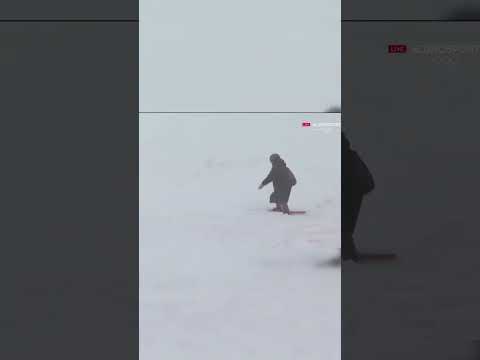 Un ski perdu et le pisteur se retrouve bien bien seul dans la neige.. #shorts #short #JO2022